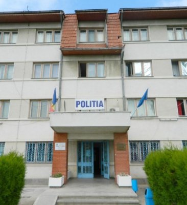 Suspectat că a ajutat două persoane să obţină credite bancare cu acte false